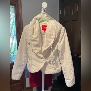 White Cropped Puffer Jacket with Modern Style
